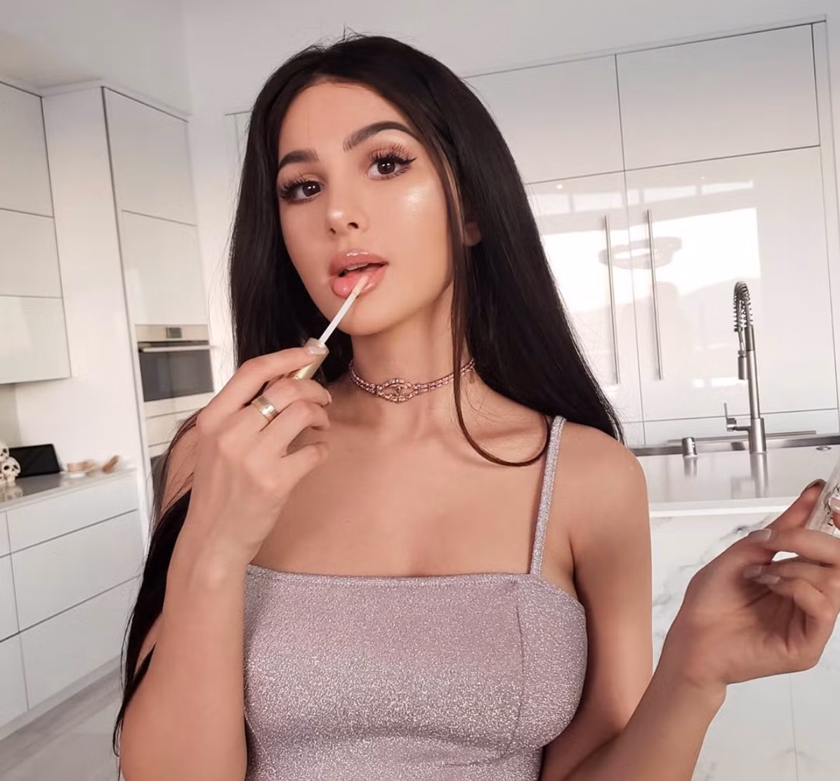 Từ khi lên 6 tuổi, streamer lai đã dành sự yêu thích đặc biệt cho những trò chơi điện tử và theo đuổi niềm đam mê đó đến nay. Khác với số đông, cha mẹ của SSSniperWolf chưa bao giờ ngăn cấm sở thích này mà luôn ủng hộ, tạo điều kiện cho con gái.