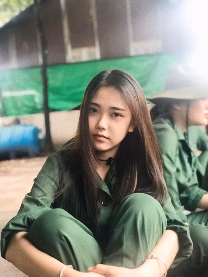 Trong những tấm hình này, Trúc Phương để mặt mộc, chỉ thoa ít son môi để thêm phần tươi tắn.