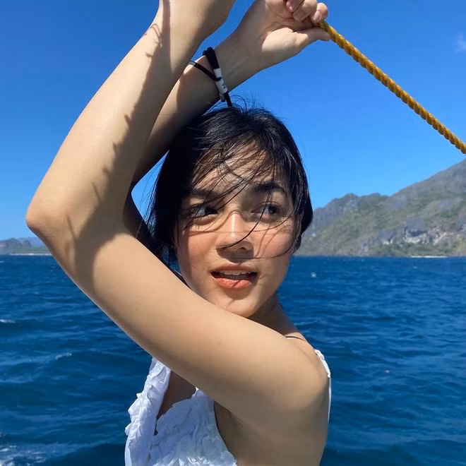 Mika Salamanca (sinh năm 2000) là một Rich Kid Philippines có tiếng tại khu vực Đông Nam Á bởi vừa đẹp, vừa giỏi, tuổi còn nhỏ nhưng kiếm tiền đã cực siêu. Trên mạng xã hội, cô nàng sở hữu hơn 1,8 triệu lượt theo dõi.