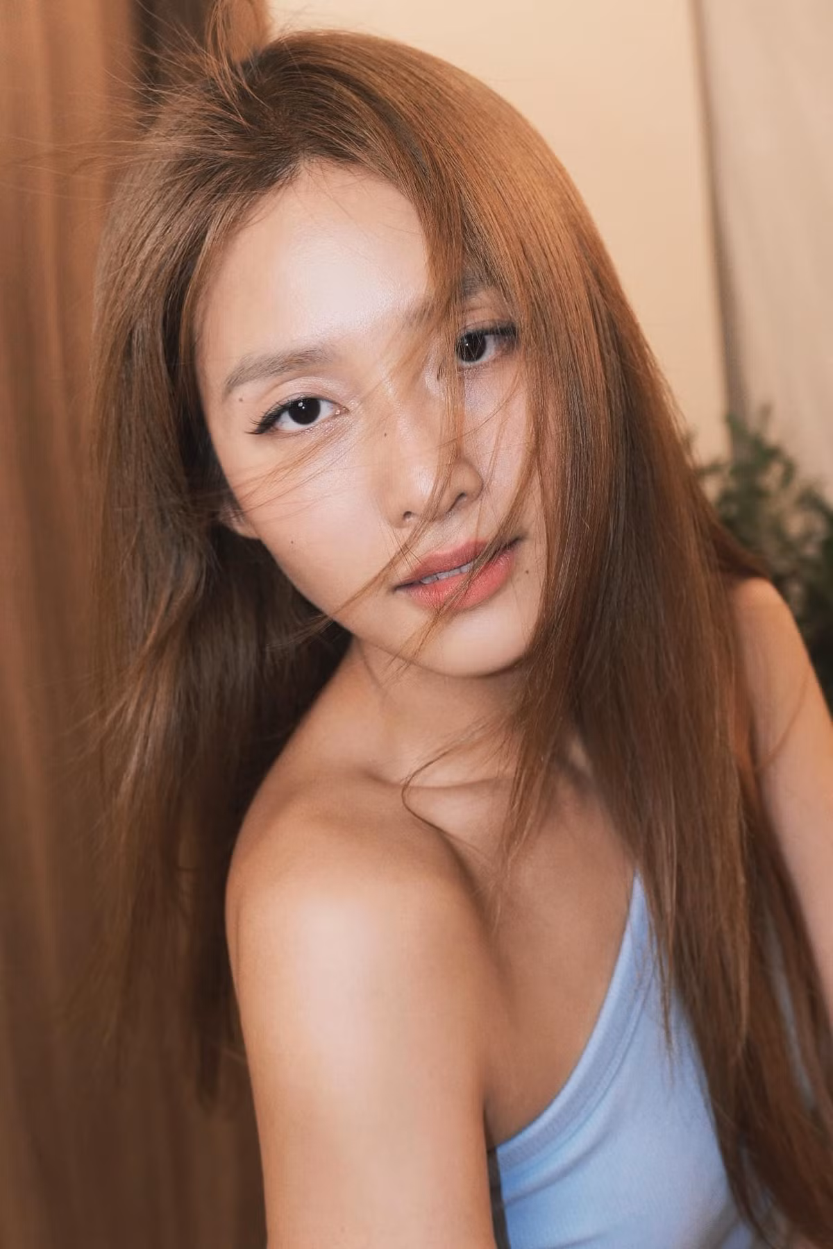Thường xuyên xuất hiện trong hình tượng ngọt ngào, nữ tính, lần tạo hình này khiến nhiều fan của cô nàng ngỡ ngàng: "Uầy nhìn biểu cảm của cô ta kìa, ngày thường cứ như em bé, nhưng lúc gợi cảm quyến rũ thì không thua kém ai đâu nha", "mê cái nhan sắc này quá".