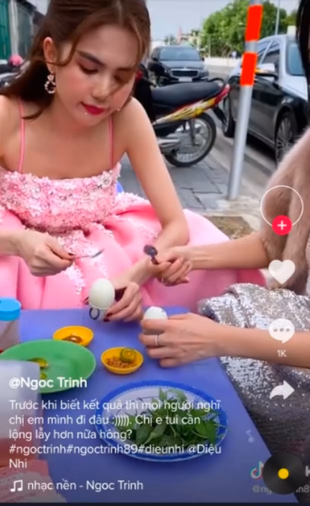 Ngọc Trinh mặc váy dạ hội màu hồng như một công chúa cổ tích cùng đôi guốc ton sur ton rất sang chảnh, nhưng nết ăn của hot girl chân dài này lại không mê vào đâu được.