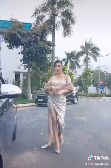 Trong đoạn clip, chị em này diện váy dạ hội lộng lẫy, thần thái sang chảnh bước từ căn biệt thự 24 tỷ đồng của Ngọc Trinh ra xế hộp.