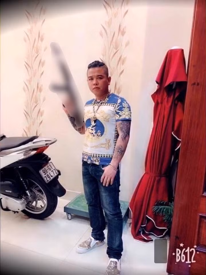 Dương Minh Tuyền khoe sở hữu nhiều "hàng nóng, hàng lạnh" trên Facebook.