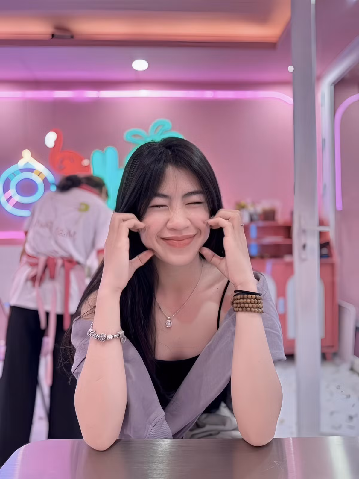 Khác hẳn với hình ảnh "quần đùi áo số" như trên sân cỏ, Thanh Nhã xuất hiện với vẻ ngoài ngọt ngào, dễ thương như những bạn nữ cùng tuổi.