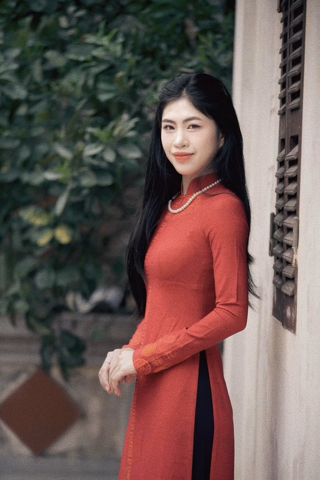 Nàng tiền đạo duyên dáng trong tà áo dài truyền thống.