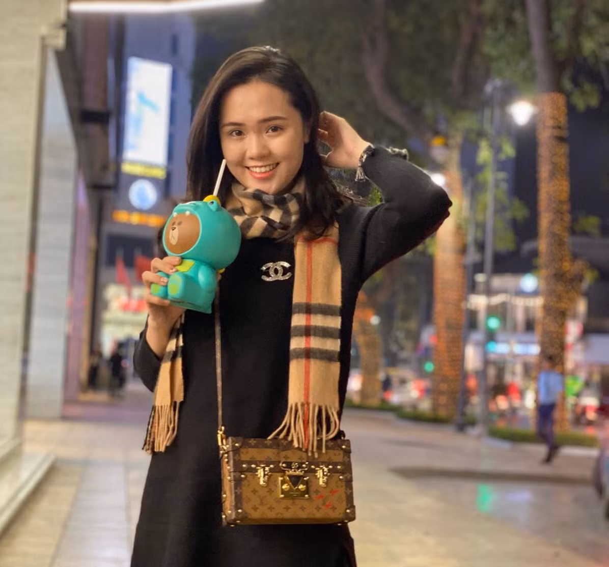 Thời gian gần đây, nàng WAGs cũng thường xuyên diện váy rộng, không còn thấy mặc đồ bó, có phần eo như trước.