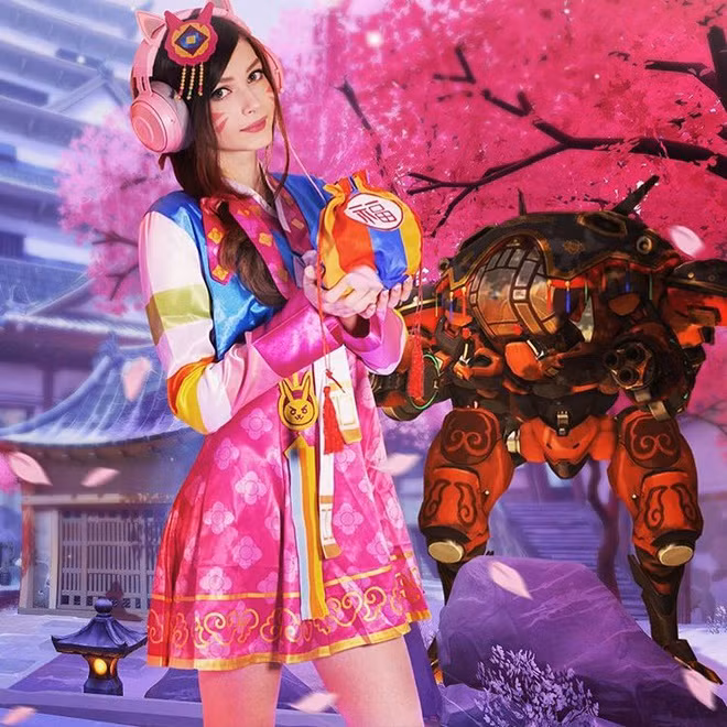 Sharishaxd còn có sở thích cosplay, cô thường xuyên tìm mua những bộ trang phục khó kiếm để hóa thân thành các nhân vật nổi tiếng trong game và trong phim.