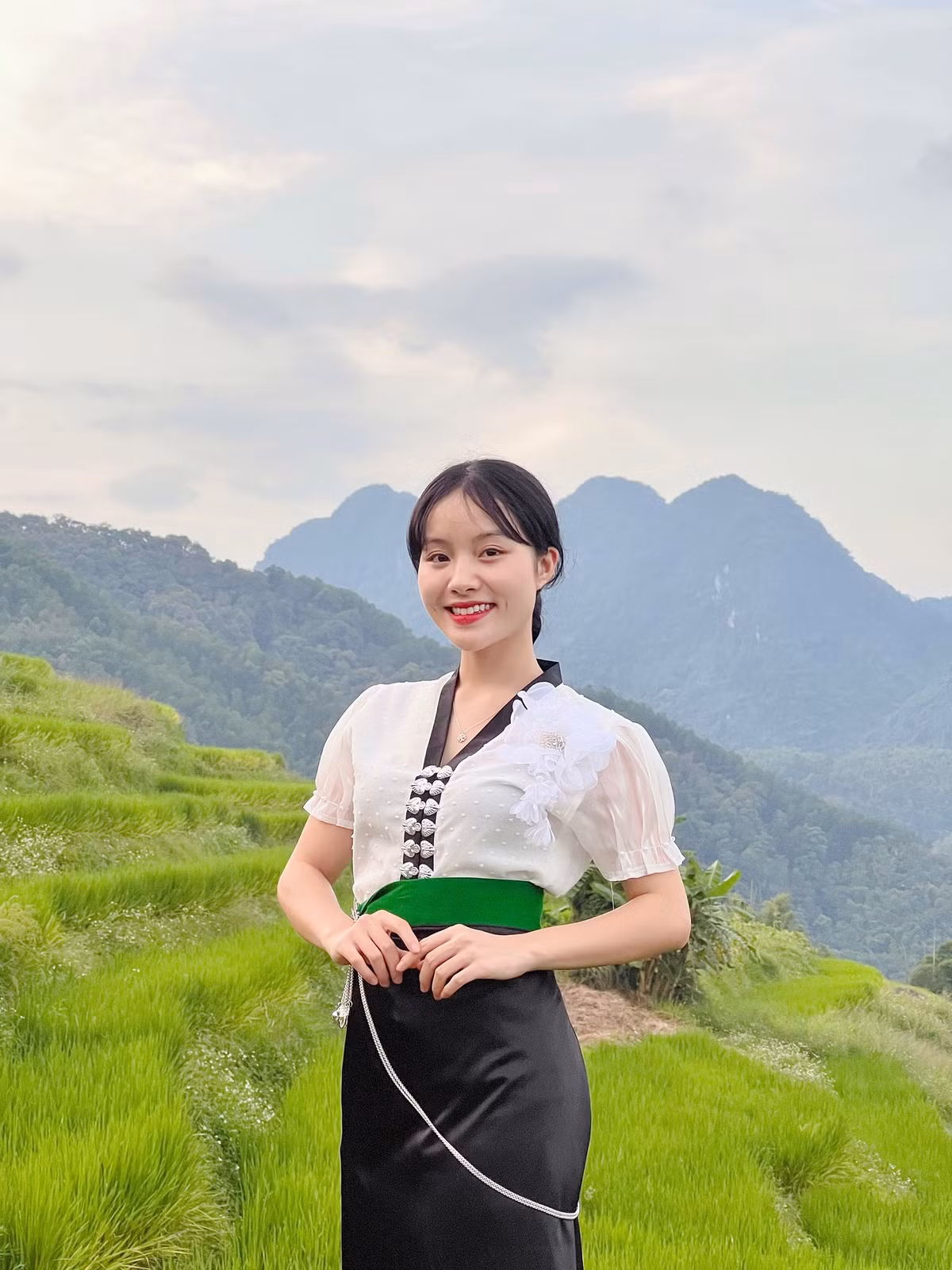 Cô sở hữu một vẻ ngoài xinh đẹp, thanh tú, đáng yêu và giọng hát trong trẻo nhưng không kém phần truyền cảm.