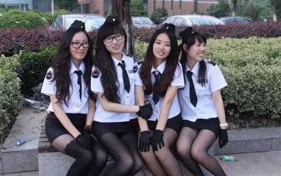 Nữ sinh ăn mặc nổi bật, gợi cảm như nhóm nhạc trong buổi chụp ảnh kỷ yếu.