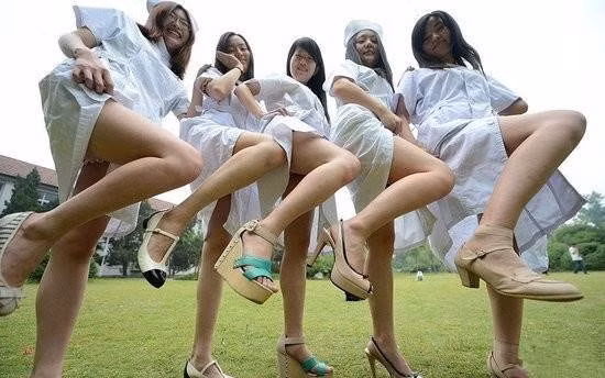 Đến hẹn lại lên, đến mùa hè, mùa tan trường, mùa tốt nghiệp, những sinh viên nghịch ngợm lại cho ra đời những bức ảnh kỷ yếu "để đời". Trong ảnh, nữ sinh trường Y rũ bỏ về ngoài đạo mạo, vén áo khoe chân.