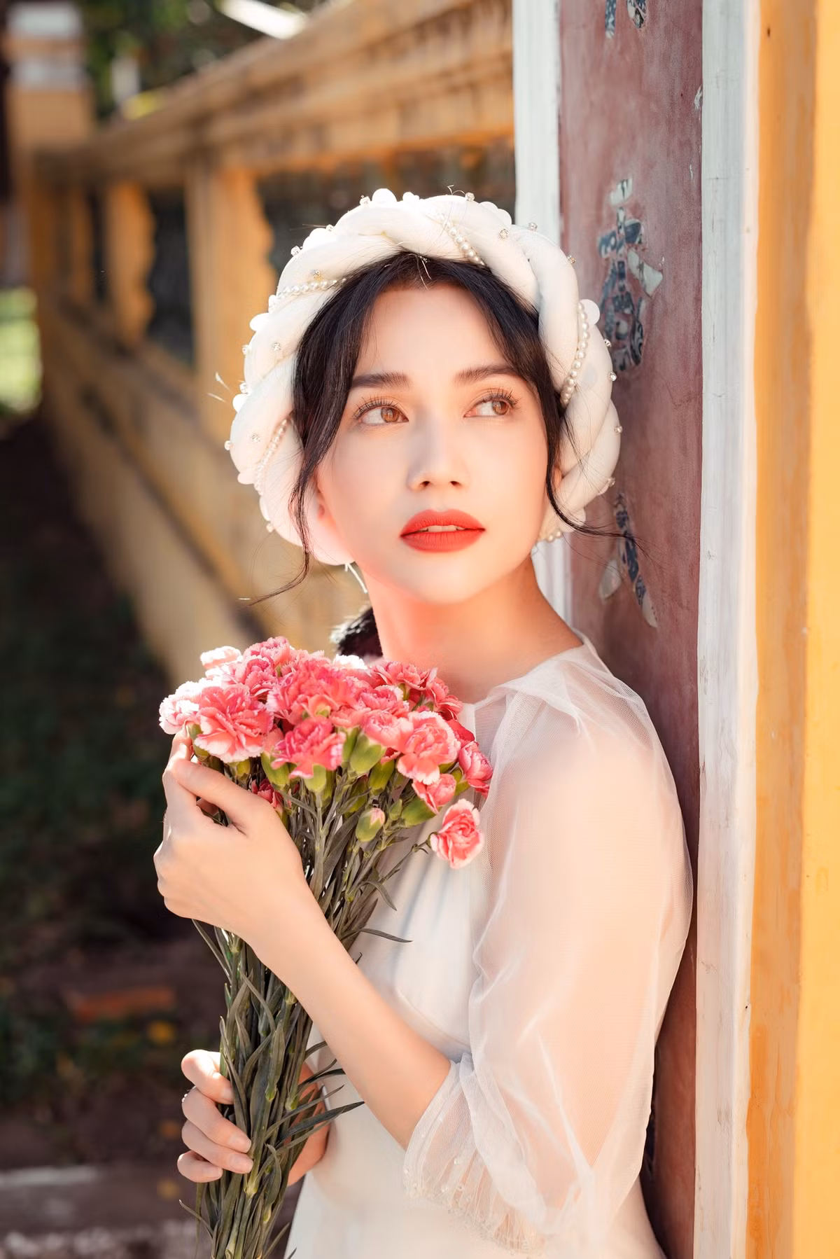 "Chỉ cần bạn đẹp, bạn diện cái giẻ rách cũng đẹp, huống gì là mấy đồ fake", "Bả đẹp như này cơ mà, ảnh thường thôi cũng thấy đẹp ấy" là những bình luận của CĐM về nhan sắc của Sĩ Thanh.