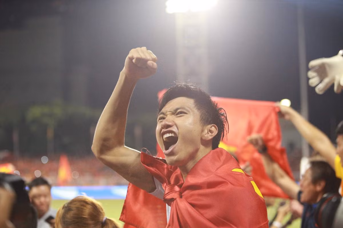 Tại SEA Games 30, Văn Hậu góp công lớn khi lập cú đúp trong trận chung kết gặp U22 Indonesia, giúp U22 Việt Nam giành HCV.