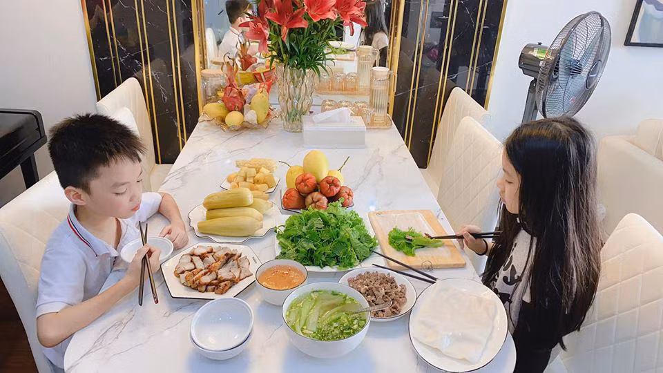 Rời xa nghệ thuật, cuộc sống mỗi ngày của mỹ nhân sinh năm 1986 này khá bận rộn với guồng quay chăm sóc con cái và công việc. Nhưng dù có bận rộn thế nào, bà mẹ hai con vẫn không quên chăm sóc bản thân. Vì theo cô, chăm sóc và yêu quý bản thân không chỉ là cách tôn trọng chính mình mà còn là chiêu giữ gìn hạnh phúc gia đình, mẹ có đẹp, có vui thì các con mới thấy những điều tích cực.