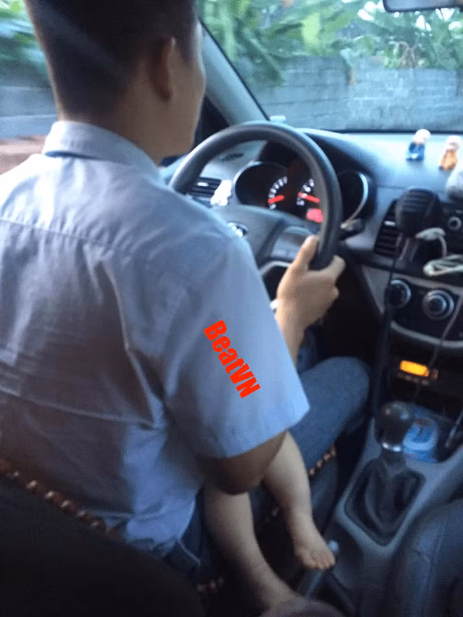 Không chỉ có xe ôm, nhiều tài xế taxi cũng phải ôm theo con đi làm.