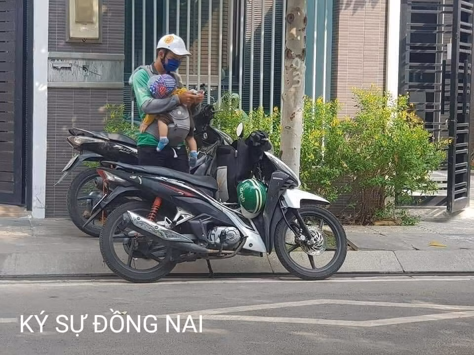 Không biết vì lý do gì, nam tài xế xe ôm công nghệ lại phải mang theo con cùng đồng hành trên những chuyến đi. Em bé vẫn còn nhỏ xíu, có vẻ đã khá mệt, ngủ thiếp đi.
