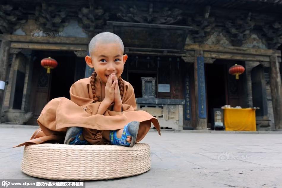 Nét sinh động đáng yêu của một đứa trẻ nghịch ngợm khiến tiểu hòa thượng đặc biệt gây chú ý.