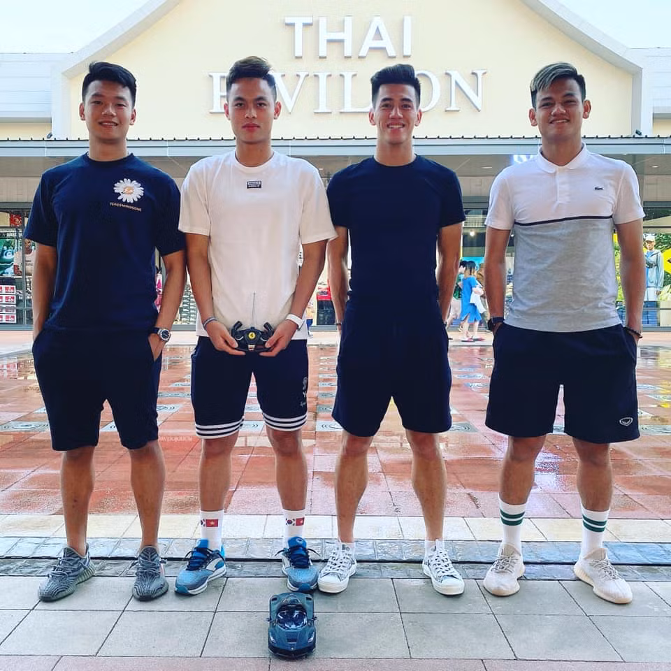"Hội độc thân vui tính" gồm Thành Chung, Đức Chiến, Tiến Linh và Tấn Tài, toàn các cầu thủ có chiều cao, ngoại hình nổi bật.