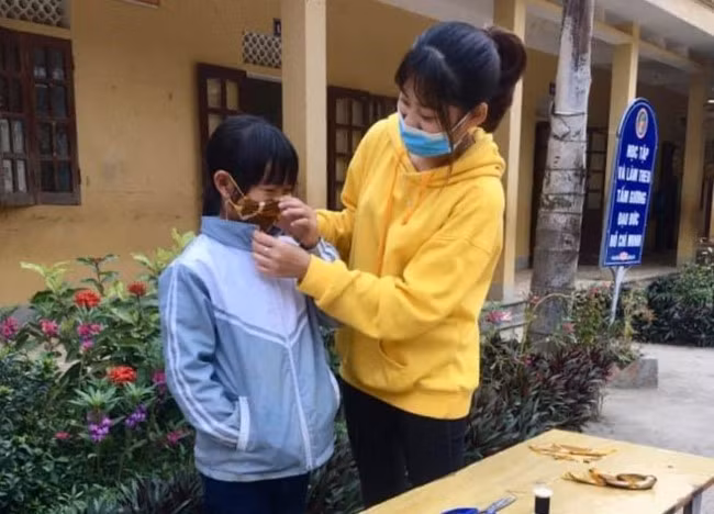 Nghe An: Hoc sinh vung cao thieu khau trang y te