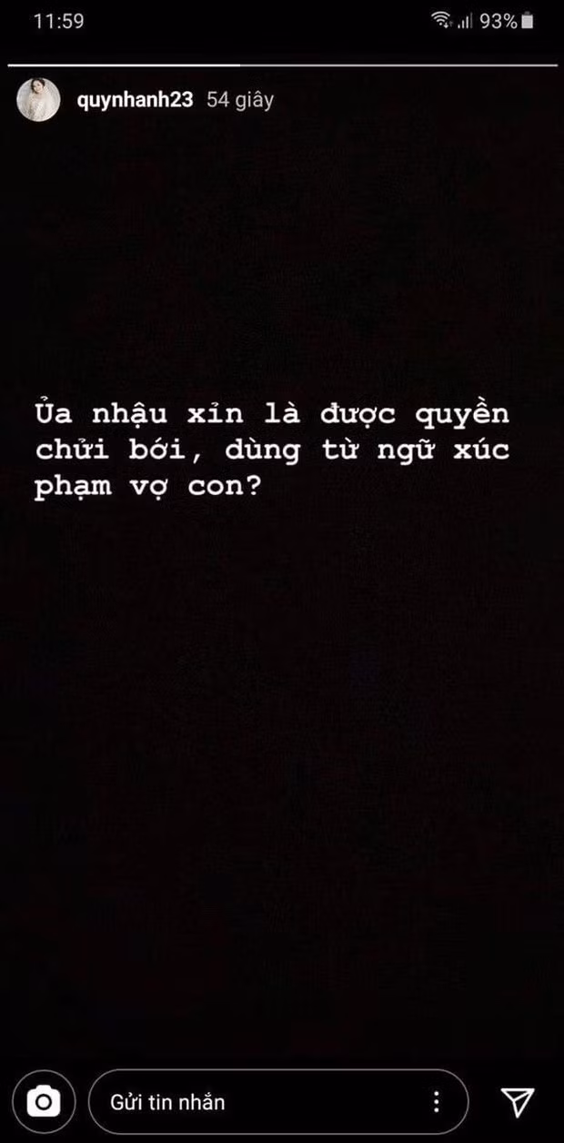 Mới đây, trên trang cá nhân, bà xã Duy Mạnh là Quỳnh Anh bất ngờ đăng tải trạng thái bức xúc: "Ủa nhậu xỉn là về nhà được quyền chửi bới, dùng từ ngữ xúc phạm vợ con?". Tuy nhiên, rất nhanh sau đó, trạng thái đã bị cô xóa đi.