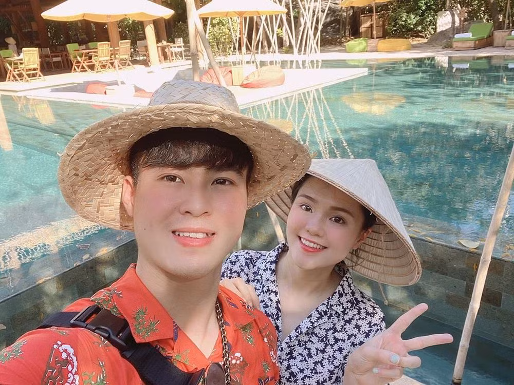 Vài tháng sau kết hôn, cặp đôi lên tiếng xác nhận đã có con đầu lòng. Dịp 30/4 - 1/5 vừa qua, vợ chồng cầu thủ có chuyến nghĩ dưỡng tại Nha Trang.