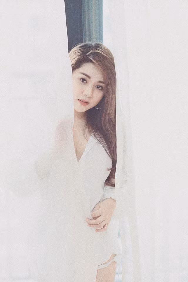 MC Diệu Linh từng trở thành chủ đề bàn tán trên mạng xã hội khi diện trang phục khoét cổ sâu trên sóng truyền hình.