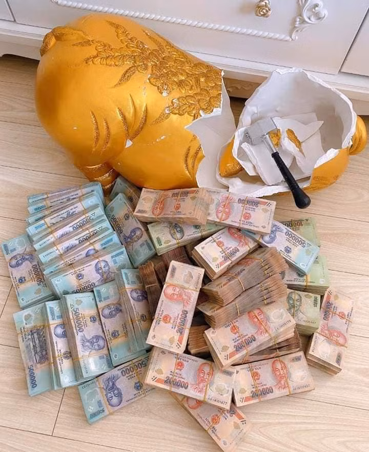 Con lợn đất được vợ chồng Ánh Ngọc sử dụng khá to nên việc nhét vừa số tiền 2 tỷ 8 vào là chuyện bình thường.