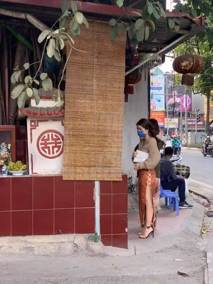 Ngay trong ngày mùng 1 âm lịch cuối cùng của năm 2019, mạng xã hội lại được phen xôn xao trước bức hình một cô gái ăn vận trang phục phản cảm đi lễ. Chiếc váy màu cam có đường xẻ cao, lộ hẳn quần lót phía trong.