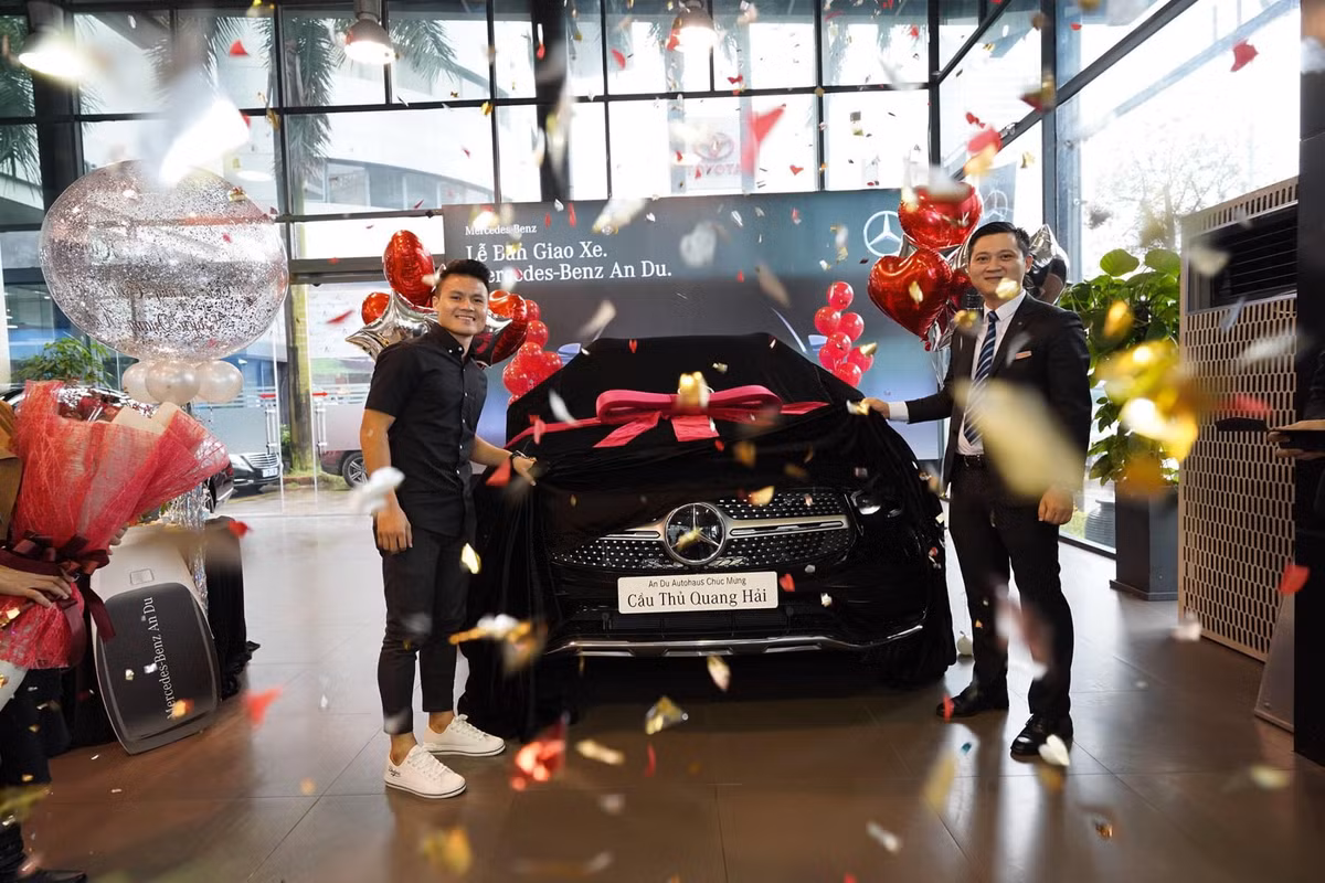 Mới đây, những bức ảnh Quang Hải xuất hiện tại showroom, tham gia lễ bàn giao xe được dân mạng chia sẻ chóng mặt. Được biết, siêu xe anh mới sắm trị giá 2,4 tỷ đồng, một con số không hề nhỏ.