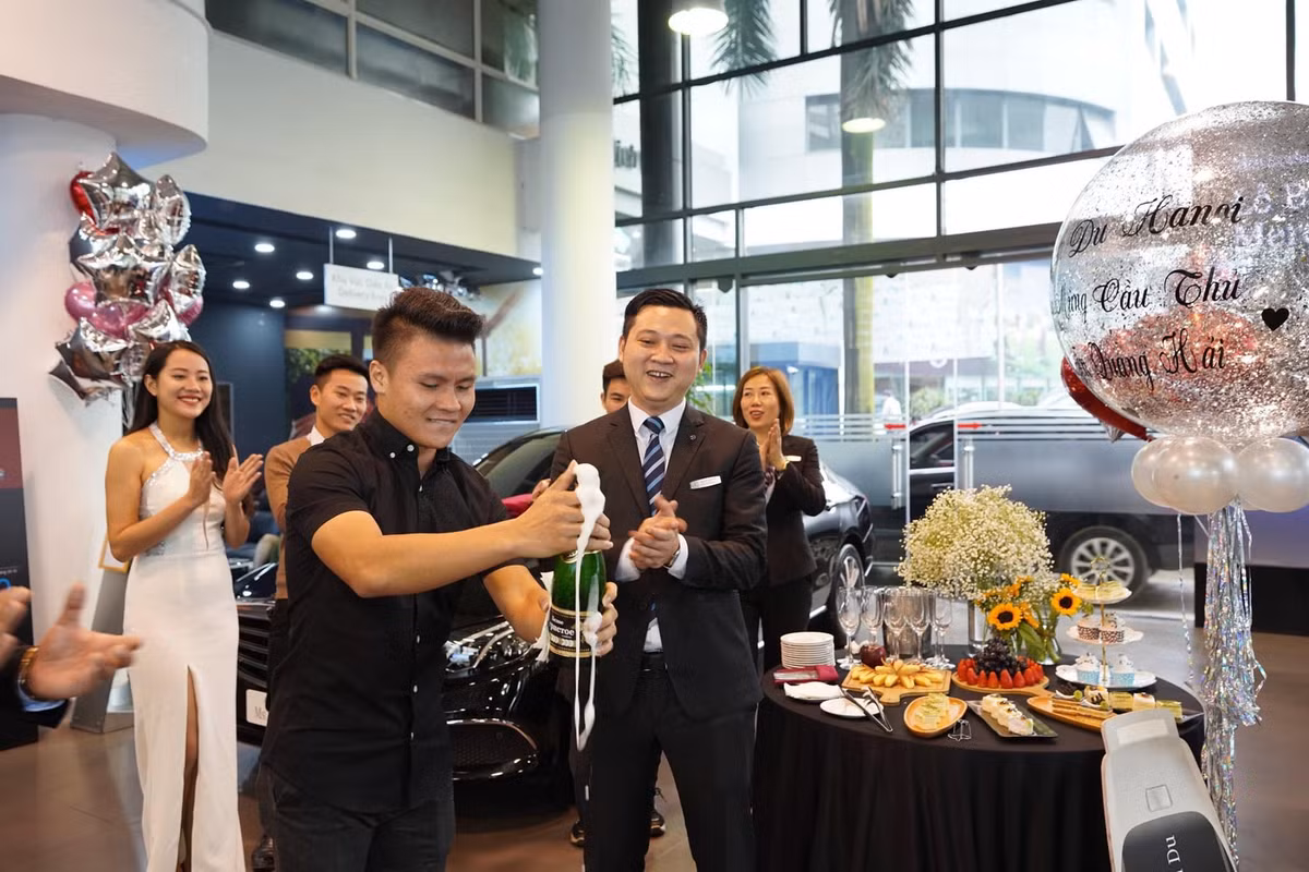 Với bảng thành tích khủng đó, anh chàng chắc chắn nhận được số tiền thưởng không hề nhỏ, vì vậy việc bắt đầu "tậu" xe, mua nhà, ổn định cuộc sống để tập trung vào sự nghiệp là điều hoàn toàn hợp lý.