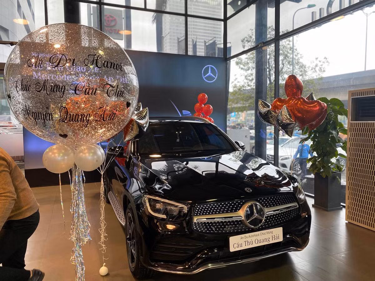 Sau một năm thi đấu thành công ở cả cấp CLB lẫn đội tuyển quốc gia, tiền vệ Quang Hải sắm xe sang, phục vụ nhu cầu đi lại của bản thân và gia đình.