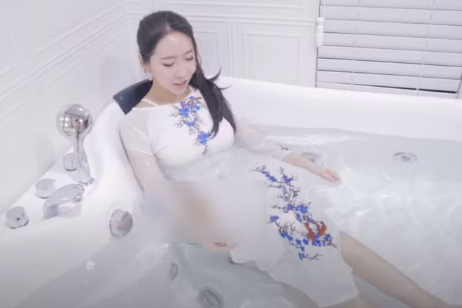 Mới đây, một số diễn đàn người hâm mộ Kpop tại Việt Nam đồng loạt chia sẻ hình ảnh được cắt từ clip trên Youtube từ kênh WindMin TV. Hình ảnh ghi lại việc một nữ vlogger người Hàn mặc áo dài không quần khiến dân mạng Việt Nam phẫn nộ.