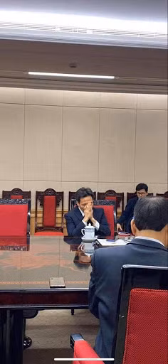 Trong phiên họp khẩn cấp trong đêm 6/3, khi phát hiện trường hợp bệnh nhân dương tính với Covid-19 đầu tiên tại Hà Nội, hình ảnh Phó thủ tướng Vũ Đức Đam ôm mặt mệt mỏi khiến nhiều người xót xa.