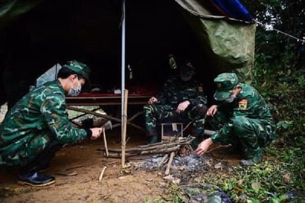 Để có cơ sở vật chất cho người trở về từ vùng dịch, nhiều doanh trại, đơn vị bộ đội được trưng dụng. Trong khi bệnh nhân cách ly Covid-19 được ngủ trong nhà, chăn nệm đầy đủ thì các chiến sĩ, sĩ quan quân đội phải dựng lều trong rừng, nấu cơm bằng củi.