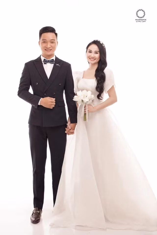 Mới đây, bạn gái cũ Tiến Linh chính thức xác nhận sắp lên xe hoa vào ngày 13/1 sắp tới, đồng thời gửi lời chúc mừng sinh nhật tới chồng sắp cưới. "Chúc đồng chí có 1 sinh nhật cuối đời độc thân vui vẻ, hạnh phúc và gặp thật nhiều may mắn. Nếu có buồn vì lỡ vội lấy vợ thì cứ dựa vào vai tôi mà khóc nhé, tôi sẽ an ủi" - Hoa khôi viết. Vậy là cô nàng vội vã lên xe hoa chỉ sau hơn 2 tháng chia tay cầu thủ.