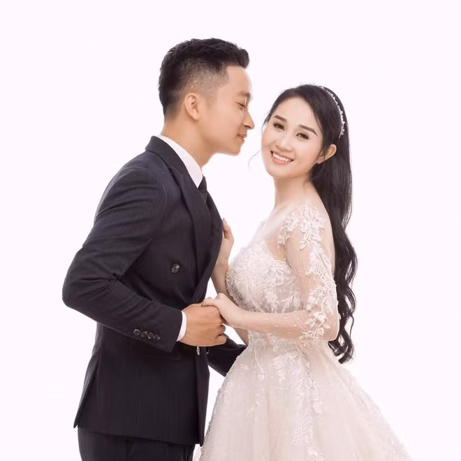 Tháng 10/2019, tin đồn Tiến Linh và bạn gái Ngọc Quyên đã "đường ai nấy đi" thu hút sự chú ý của cộng đồng mạng, thế nhưng cả hai nhân vật chính đều không lên tiếng chính thức về thông tin này. Vào đêm 31/12 vừa qua, Quyên Min bất ngờ đăng tải ảnh cưới với trai lạ nhưng nhanh chóng xoá đi sau đó.
