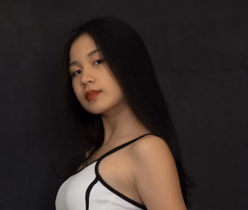 Mimi Lưu (tên thật là Hà Lưu Vy Uyên), cô con gái 15 tuổi của nhạc sĩ Lưu Thiên Hương cũng khiến nhiều người trầm trồ với nhan sắc cùng khí chất không phải dạng vừa.