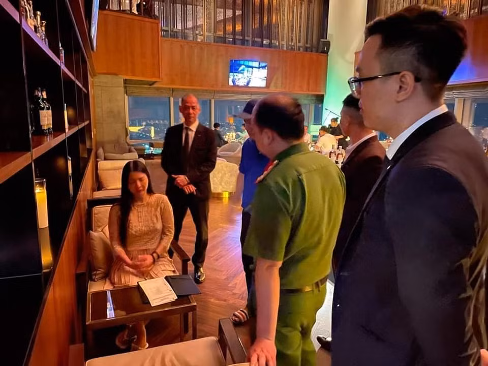 Tối 28-5, mạng xã hội lan truyền bài viết về việc một cô gái gọi đồ ăn tại nhà hàng của khách sạn 5 sao ở Hà Nội nhưng sau đó không trả tiền gây xôn xao.