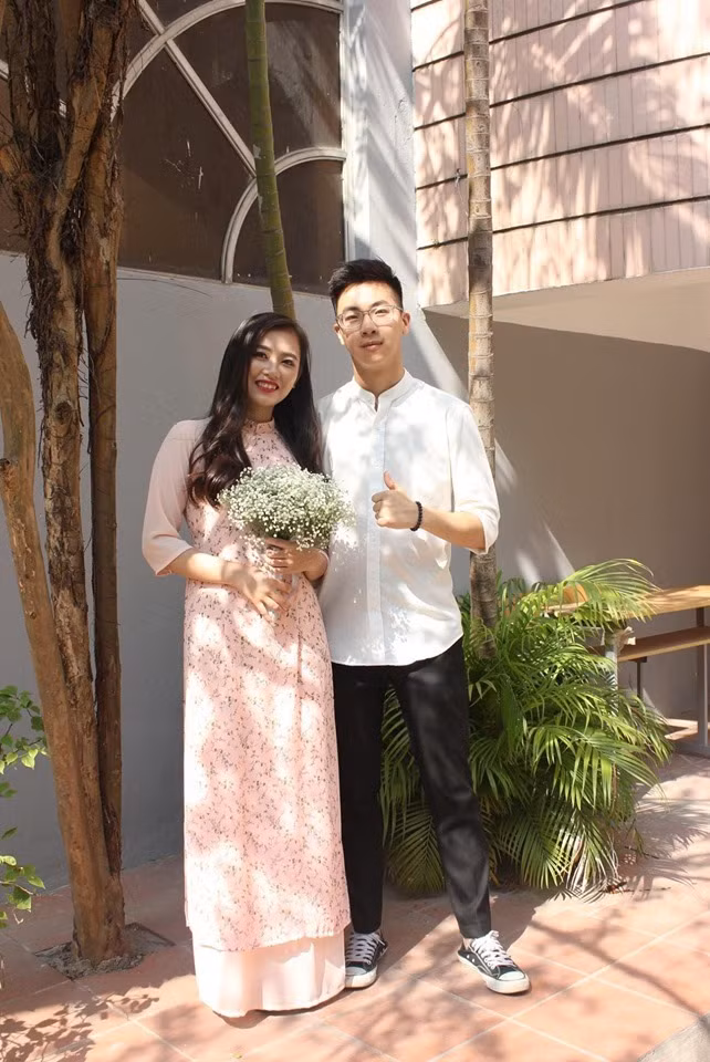 Được biết, Hoàng Nam hiện đang là sinh viên năm nhất khoa Tài chính Ngân hàng, Học viện Ngân hàng. Thời phổ thông, nam sinh 10X cũng nhận được nhiều sự chú ý bởi vẻ ngoài thư sinh, điển trai của mình. Được bạn bè, người quen đánh giá là hòa đồng, thân thiện nhưng khi được hỏi nhận xét thế nào về bản thân, Hoàng Nam chỉ bẽn lẽn nhận mình nhút nhát, ít nói.