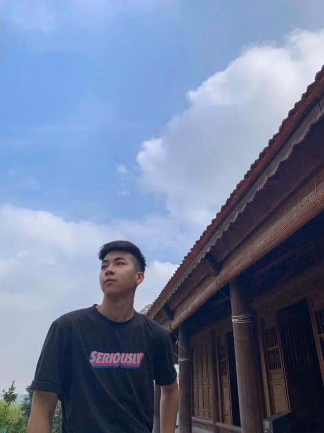 Theo đuổi ngành học một cách tình cờ và chưa có bất kì dự định nào về nghề nghiệp nhưng cậu bạn hi vọng có thể tham gia casting vào một nhóm nhảy chuyên nghiệp nào đó tại Hà Nội trong tương lai. "Mình chưa có ý định tham gia gì cả, chỉ muốn trau dồi kiến thức và hoàn thiện bản thân hơn vì cũng mới đang là sinh viên năm nhất. Mình cũng chưa đủ tự tin về ngoại hình nữa nên đang cố gắng tập luyện chăm chỉ và hi vọng tương lai sẽ có cơ hội thử sức ở nhiều lĩnh vực". Chàng trai này cũng có châm ngôn sống cụ thể để có động lực cải thiện bản thân mỗi ngày. "Châm ngôn sống của mình đơn giản lắm. Cuộc sống là 10% do bạn tạo ra, 5% bạn nhận được và 85% cách bạn nhìn nhận về nó".