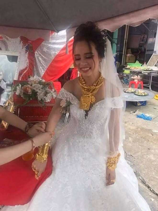 Trước đó, nhiều đám cưới cũng đã gây xôn xao mạng xã hội khi cô dâu được bạn bè, người thân tặng quá nhiều vàng trong ngày trọng đại.