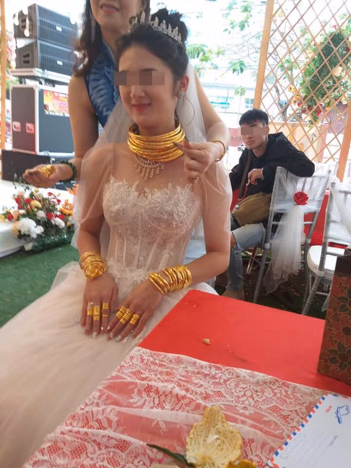 Hình ảnh cô dâu đeo đầy vàng khiến cộng đồng mạng không khỏi xuýt xoa không biết đến bao giờ mới tiêu hết số vàng được cho. "Đã lấy được chồng lại còn đem về được cả đống vàng. Đúng là hạnh phúc nhân đôi" - Một người dùng Facebook bình luận.