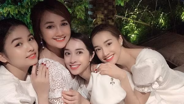 Bên cạnh ba cô gái xinh đẹp và cực kỳ giống nha, gia đình Nhã Phương còn có một cô em dâu cũng xinh xắn và có ngoại hình thu hút.