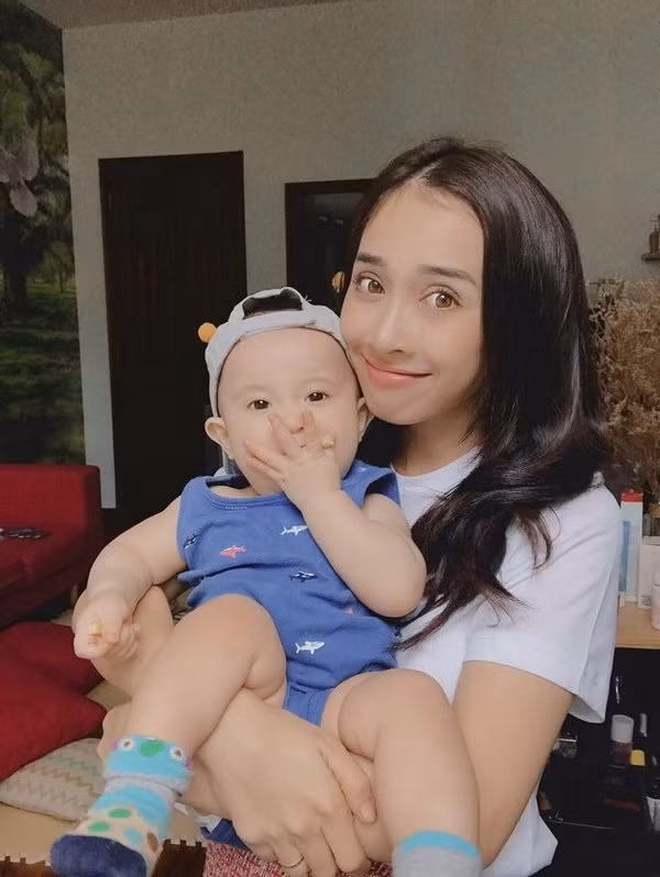 Dù đã là mẹ một con nhưng Phương Anh vẫn xinh đẹp, vóc dáng thon gọn như thiếu nữ.