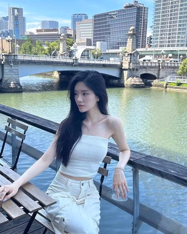 Rayeon từng theo học trường Quốc tế Mỹ, cô nàng có thể sử dụng tiếng Hàn, tiếng Anh, tiếng Quan Thoại và tiếng Quảng Đông.