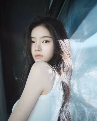Mô tả về bản thân, hot girl cho biết cô là người hoạt bát, sôi nổi, sống tích cực. Ấy vậy nhưng ngoài thời gian dành cho công việc, cô chỉ thích ở nhà.