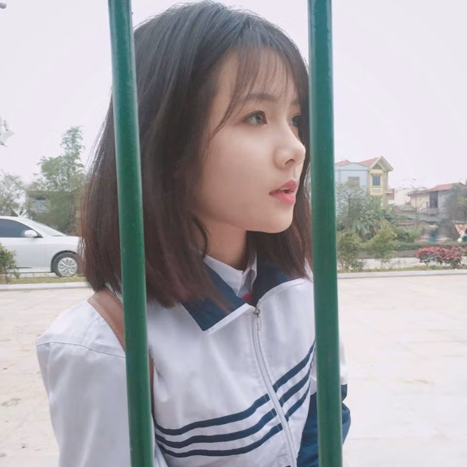 Hình ảnh Thu Giang thả tóc xõa, cười tươi tắn khiến nhiều người "cảm nắng". Nickname M.H bình luận: "Đây chuẩn là cô gái năm ấy chúng ta cùng theo đuổi rồi. Nhìn bạn này xinh kiểu thanh thuần ấy".