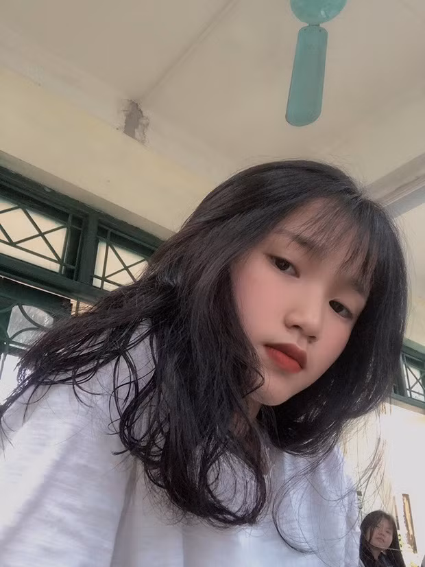 Mới đây, Trần Thị Kim Ánh (Mê Linh, Hà Nội) bất ngờ nổi tiếng trên MXH với tấm ảnh chụp trộm cô nàng ngủ gật trong lễ khai giảng.