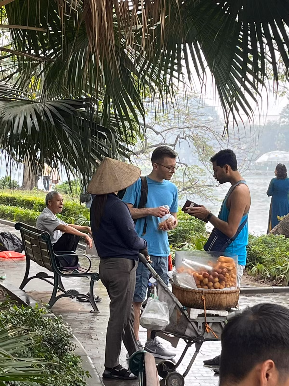 Trên thực tế, những chiếc bánh rán tròn nhỏ như vậy chỉ có giá khoảng 2000-3000 đồng mà thôi.