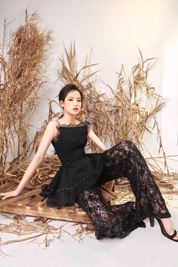 Nhan sắc của cô gái cụt tay Hà Phương khiến nhiều người phải ngỡ ngàng vì quá xinh đẹp. Cô bé cũng có thân hình cân đối và mảnh mai đúng chuẩn người mẫu.
