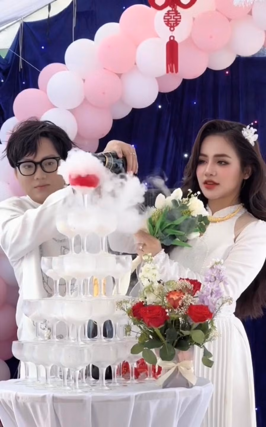 Hơn thế nữa, Phạm Thoại còn là cái tên hot trong ngành livestream bán hàng khi hút hàng trăm nghìn lượt xem cùng gu thời trang độc đáo, ấn tượng.